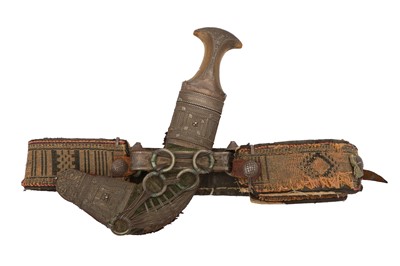 Lot 514 - AN OMANI JAMBIYA DAGGER WITH ITS BELT