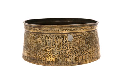 Lot 221 - A SMALL ENGRAVED BRASS BOWL WITH THE MAMLUK SCRIBE'S INSIGNIA