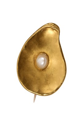 Lot 11 - A PEARL BROOCH