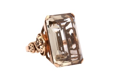 Lot 14 - A SMOKY QUARTZ RING