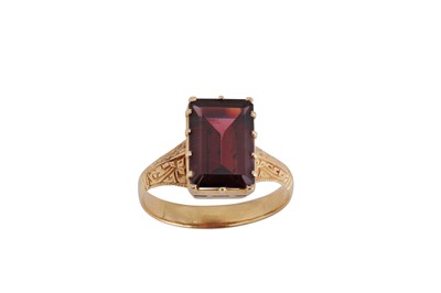 Lot 16 - A garnet ring