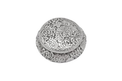 Lot 122 - An early 20th century Japanese silver pill or mint box, Yokohama circa 1920 by Konoike (active c.1880-1921)