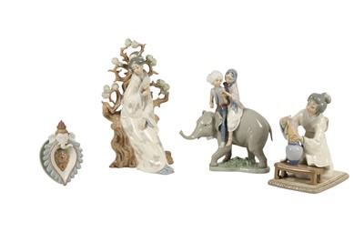 Lot 376 - A LLADRO FIGURE OF A GEISHA GIRL
