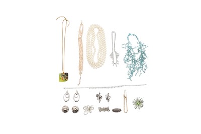Lot 57 - A GROUP OF COSTUME JEWELLERY