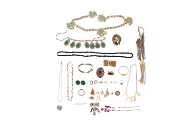 Lot 46 - A GROUP OF COSTUME JEWELLERY