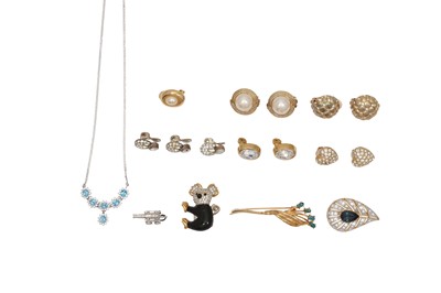 Lot 53 - A GROUP OF COSTUME JEWELLERY