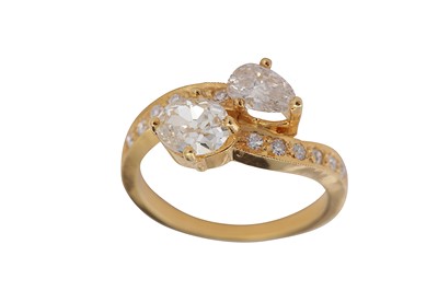 Lot 197 - A diamond crossover ring