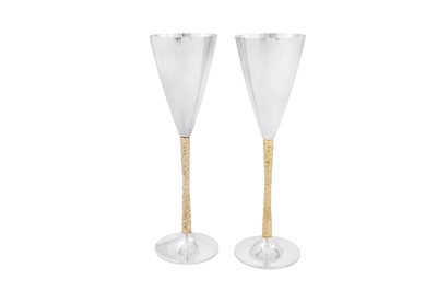 Lot 346 - A cased pair of Elizabeth II modernist sterling silver parcel gilt goblets or champagne flutes, London 1979 by Stuart Devlin (1931-2018)