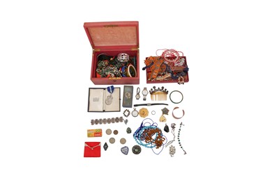 Lot 62 - A LARGE GROUP OF COSTUME JEWELLERY