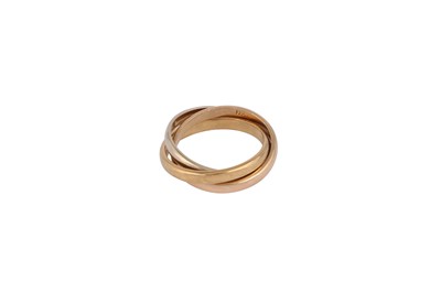 Lot 29 - A LADIES TRIPLE BAND RING