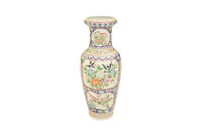 Lot 575 - A LARGE CHINESE FAMILLE ROSE PORCELAIN VASE, 20TH CENTURY