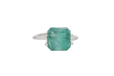 Lot 28 - AN EMERALD RING