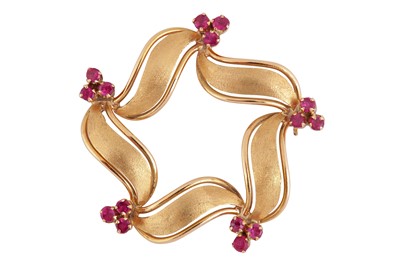 Lot 107 - A ruby brooch