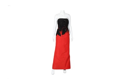 Lot 12 - Oscar de la Renta Red Silk Strapless Evening Gown - Size 4