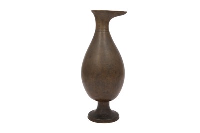Lot 206 - AN EARLY ISLAMIC BRONZE EWER