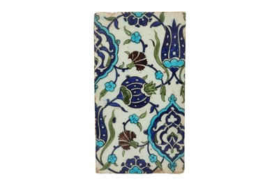 Lot 318 - AN OTTOMAN DAMASCUS POTTERY TILE WITH FLORAL DECORATION