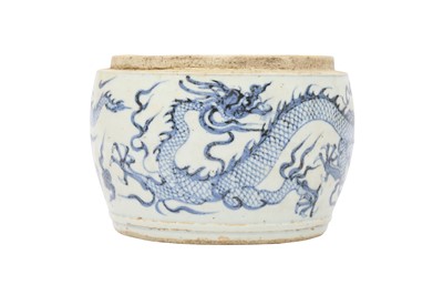 Lot 656 - A CHINESE BLUE AND WHITE 'DRAGON' JAR.