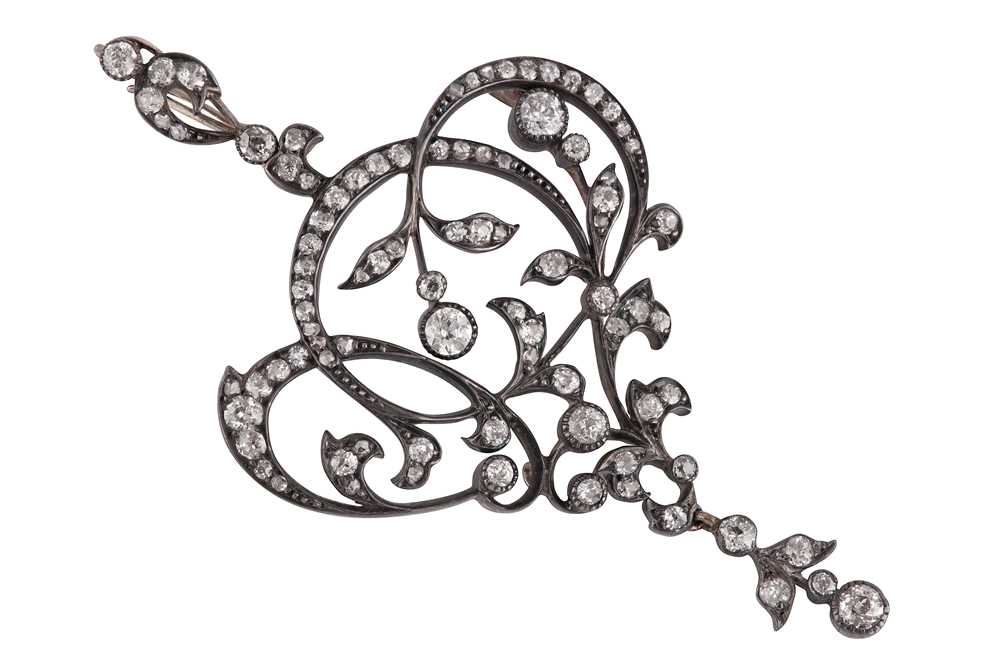 Lot 8 - A diamond brooch/pendant
