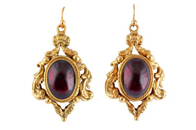 Lot 22 - A pair of gold and garnet pendent earrings