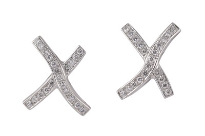 Lot 209 - A pair of diamond earstuds