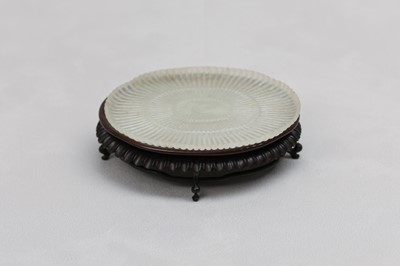 Lot 316 - A CHINESE WHITE JADE MUGHAL-STYLE 'CHRYSANTHEMUM' DISH.