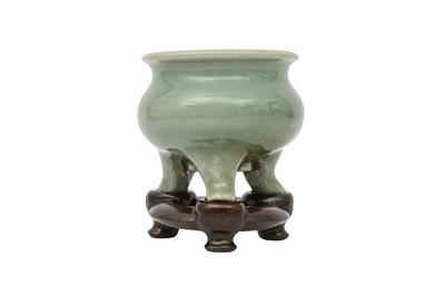 Lot 319 - A SMALL CHINESE CELADON-GLAZED TRIPOD INCENSE BURNER.