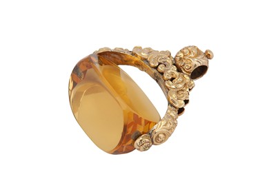 Lot 36 - A 19TH CENTURY CITRINE SWIVEL FOB PENDANT