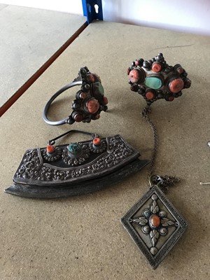 Lot 829 - A LARGE GROUP OF TIBETAN JEWELLERY AND METALWORK.