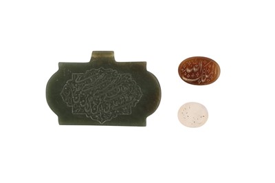 Lot 541 - THREE HARDSTONE INTAGLIOS AND SEALS