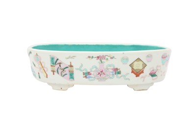 Lot 752 - A CHINESE FAMILLE ROSE 'PRECIOUS OBJECTS' JARDINIÈRE.