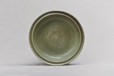 Lot 64 - A LARGE CHINESE LONGQUAN CELADON DISH.