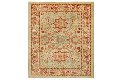 Lot 45 - AN ARTS & CRAFTS DESIGN CARPET
