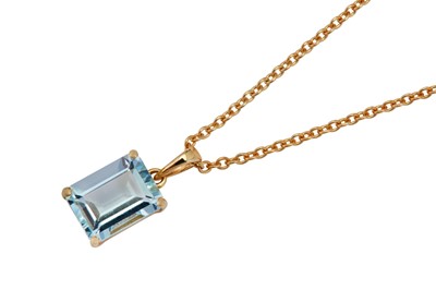 Lot 94 - An aquamarine pendant necklace