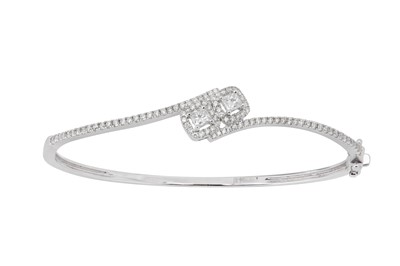 Lot 213 - A diamond hinged bangle