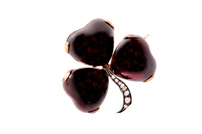 Lot 17 - A diamond and garnet brooch