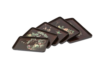 Lot 295 - A SET OF FIVE CHINESE FUJIANESE LACQUER TRAYS.