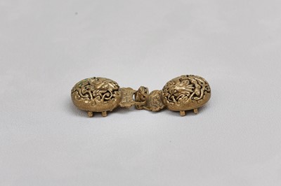 Lot 40 - A CHINESE GILT-BRONZE 'DRAGON' BELT HOOK.