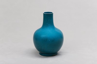 Lot 69 - A CHINESE TURQUOISE-GLAZED BOTTLE VASE.