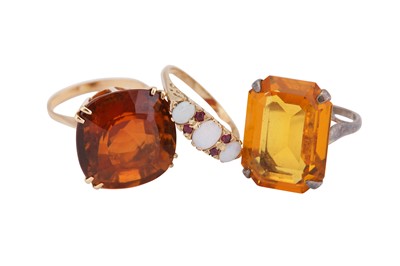Lot 33 - A GROUP OF THREE RINGS