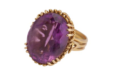 Lot 152 - An amethyst ring