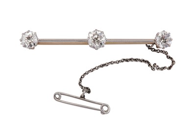 Lot 9 - A diamond bar brooch