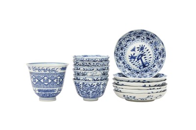 Lot 415 - A GROUP OF CHINESE BLUE AND WHITE CUPS AND SAUCERS.