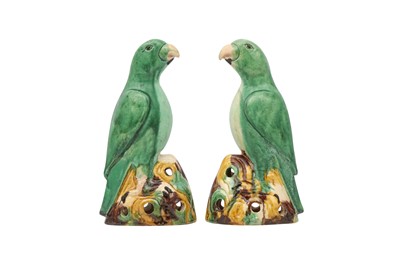 Lot 207 - A PAIR OF CHINESE EXPORT PORCELAIN MODELS OF PARROTS.