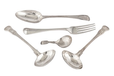 Lot 28 - A MIXED GROUP OF GEORGE III STERLING SIVER FLATWARE