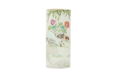 Lot 758 - A CHINESE FAMILLE ROSE 'HWAMEI' HAT STAND.
