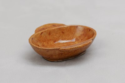 Lot 51 - A CHINESE MARBLE-GLAZED EAR CUP.