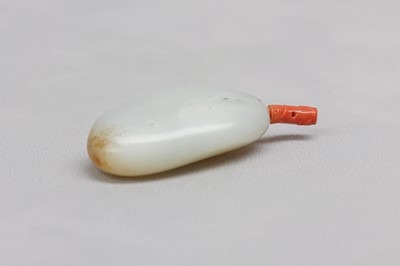 Lot 45 - A CHINESE NEPHRITE JADE PEBBLE SNUFF BOTTLE.