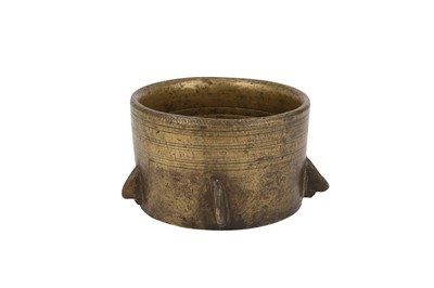 Lot 135 - AN 18TH CENTURY HEAVY BRASS MORTAR