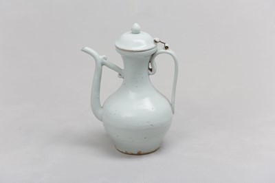 Lot 62 - A CHINESE WHITE-GLAZED EWER AND COVER.