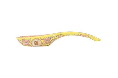 Lot 199 - AN IMPERIAL CHINESE FAMILLE ROSE SPOON.